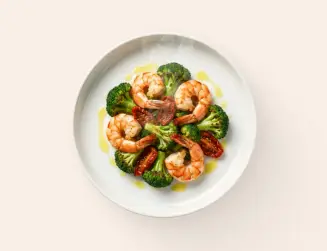 Теплый салат с креветками и брокколи