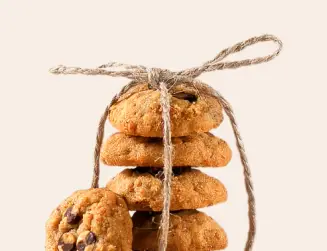 Шоколадное печенье с клубничным кремом