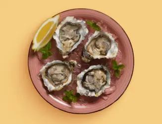 Запеченные устрицы с тремя видами соусов