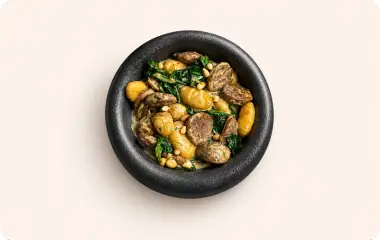 Ньокки с колбасками, шпинатом и сливочным соусом