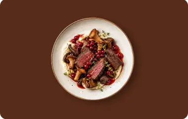 Оленина с брусникой и лесными грибами