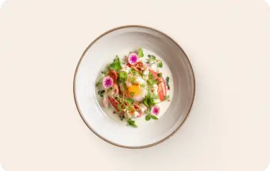 Окрошка с крабом и яйцом пашот