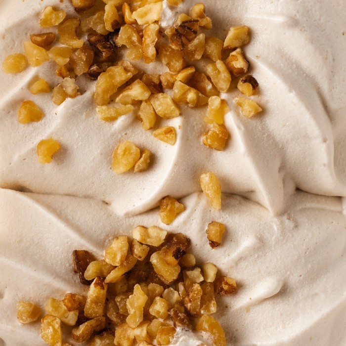 Мороженое пломбир с кленовым сиропом, с грецким орехом лоток 